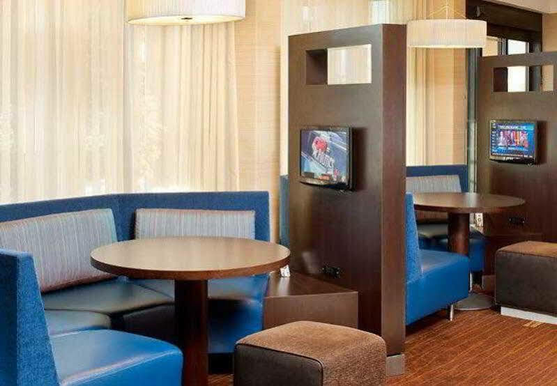 Courtyard Liberty International Airport 3*